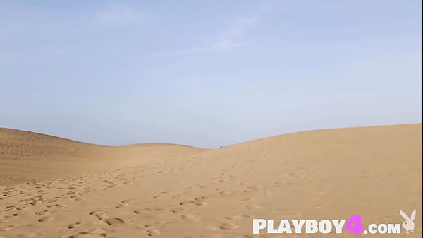 Sweet MILF hot posing in the desert Ilvy Kokomo before hot babe stripteased
