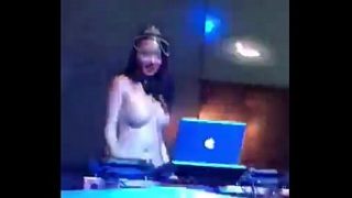 DJ chino en topless